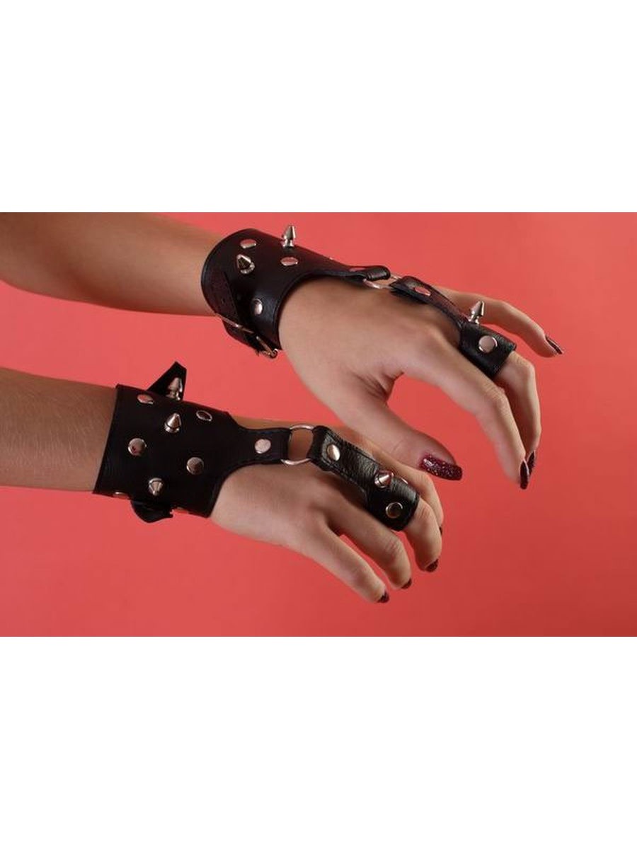 Ошейник с шипами и наручниками