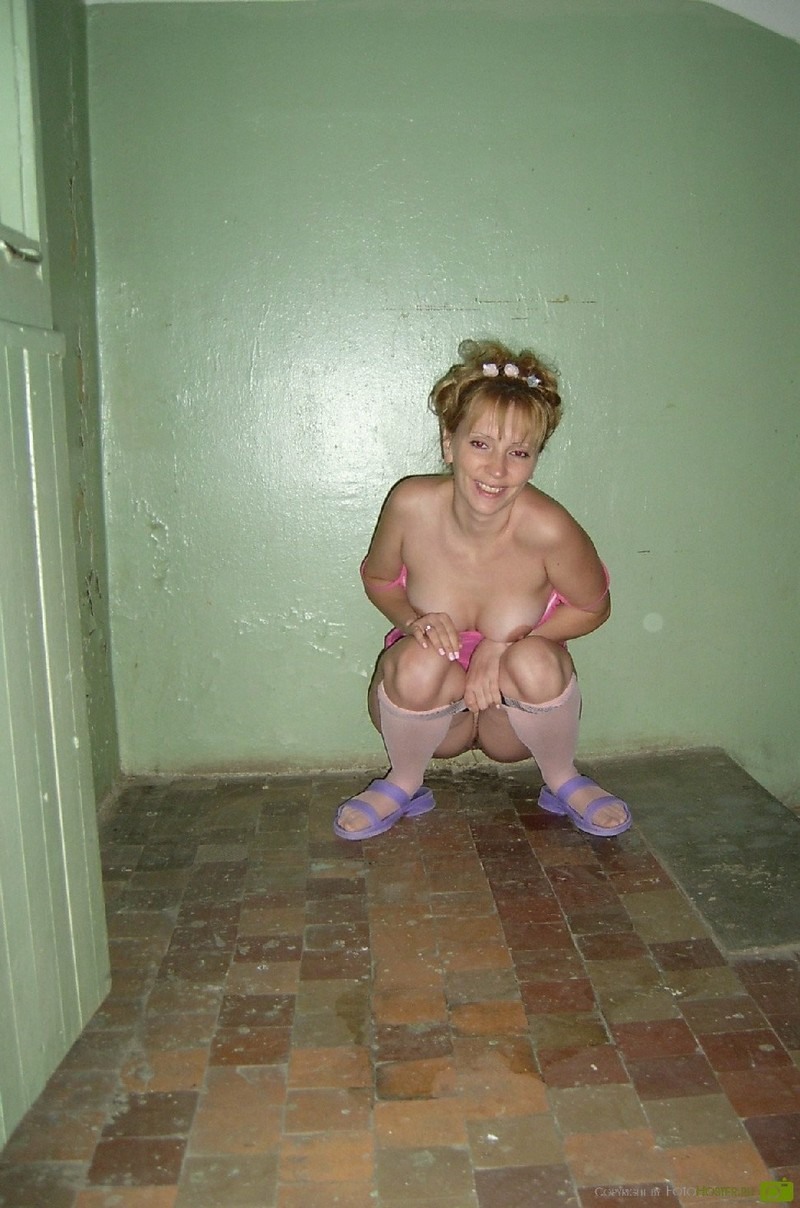 Голая бабка в подъезде