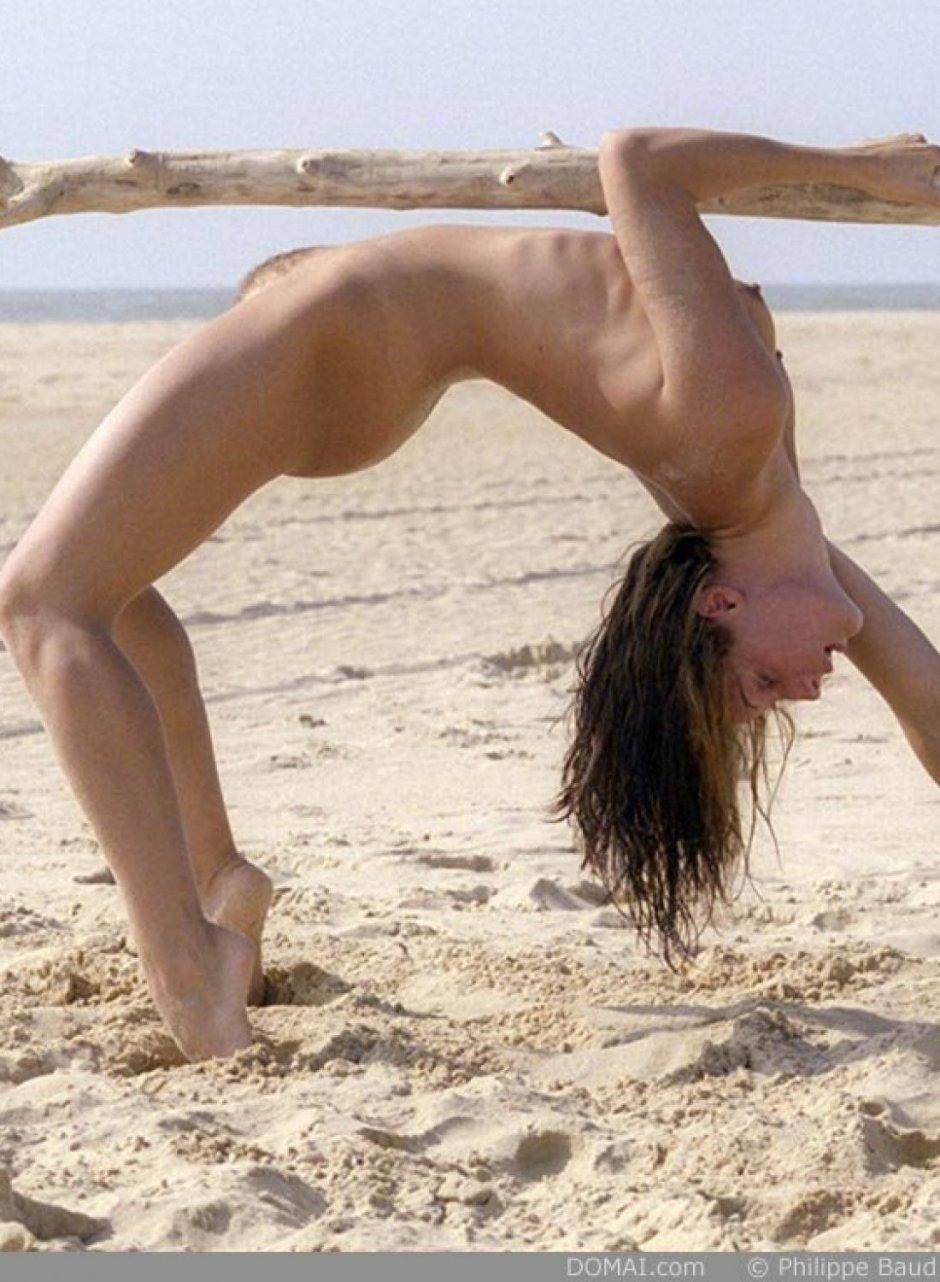 Голые девки танцуют на шесте