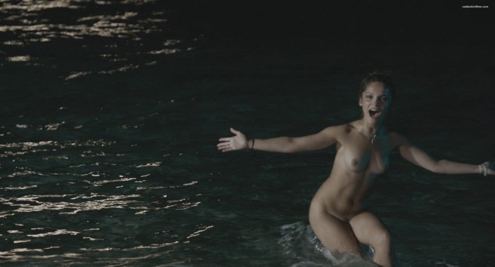 Натали Мадуэньо голая грудь