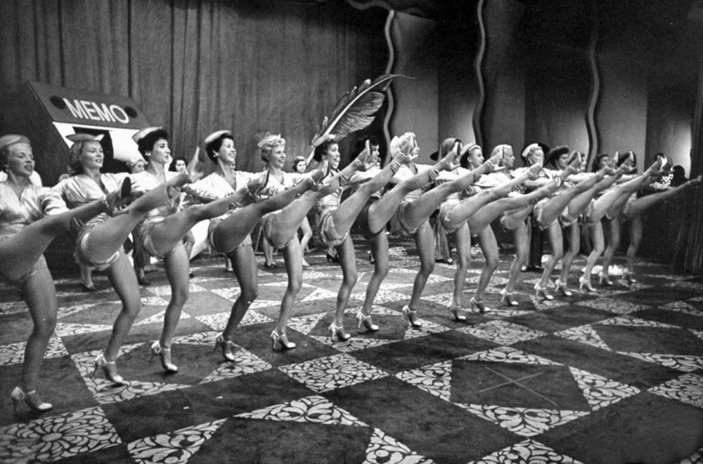 Голые танцовщицы кабаре