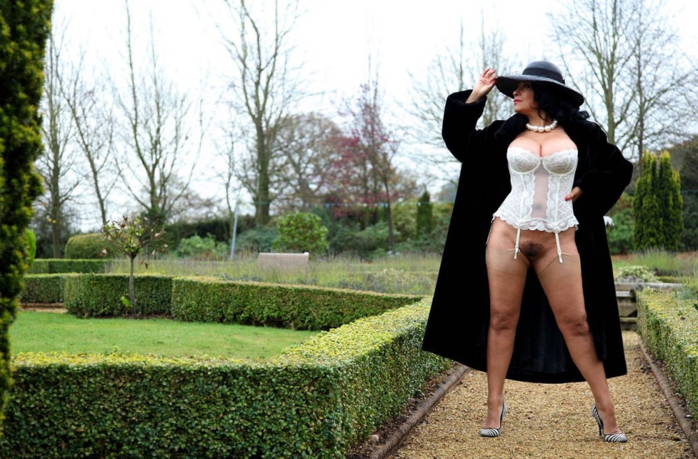 Даника Коллинз голая в шляпе