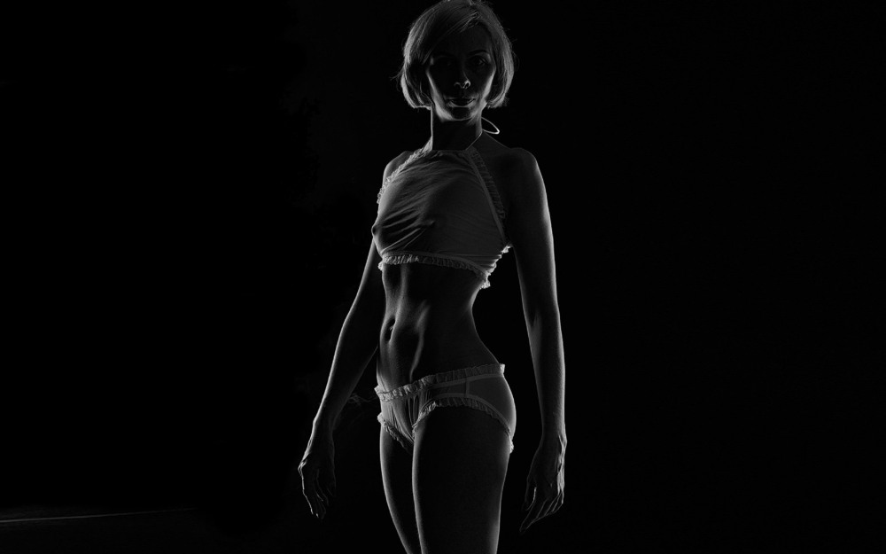 Тёмные обои девушки