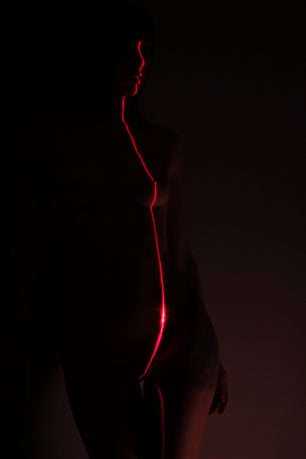 Женский силуэт в темноте