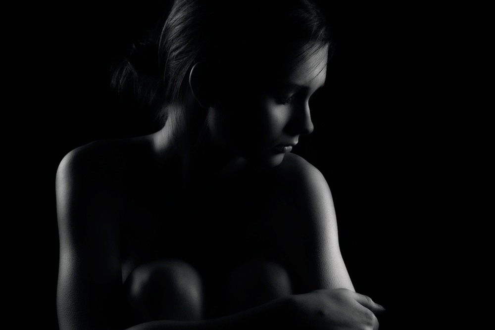 Женское тело в полумраке