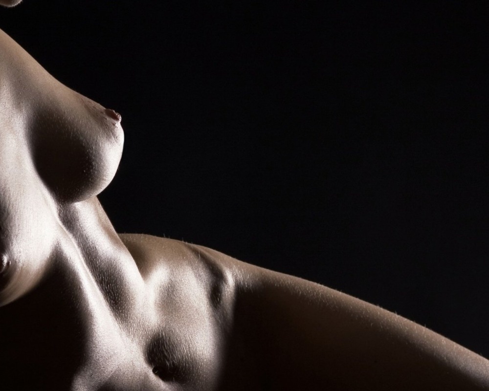 Накаченные голые мужчины в душе