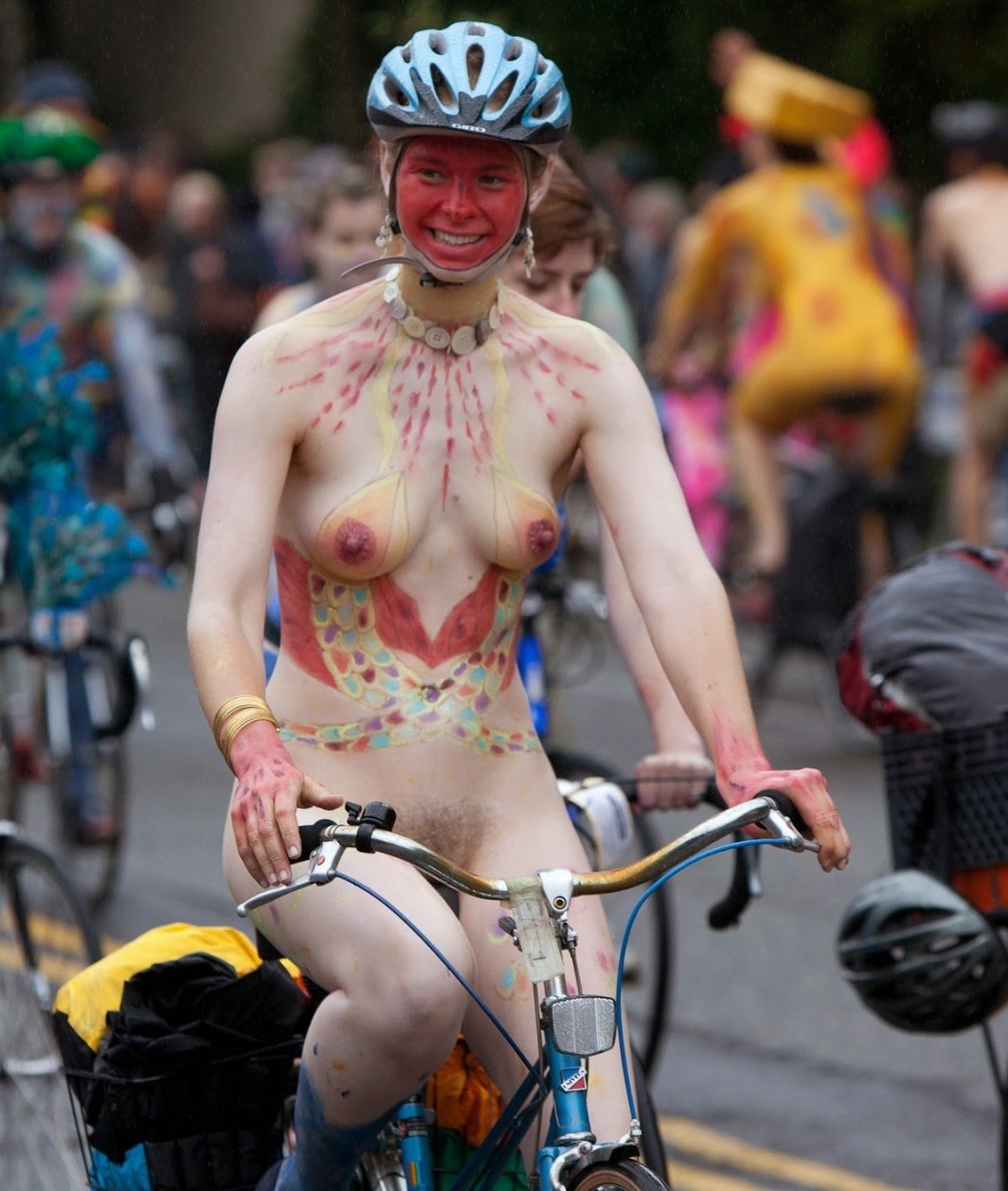 Массовое обнажение девушек