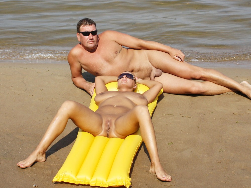 Голые мужчины на пляже: порно видео на kingplayclub.ru