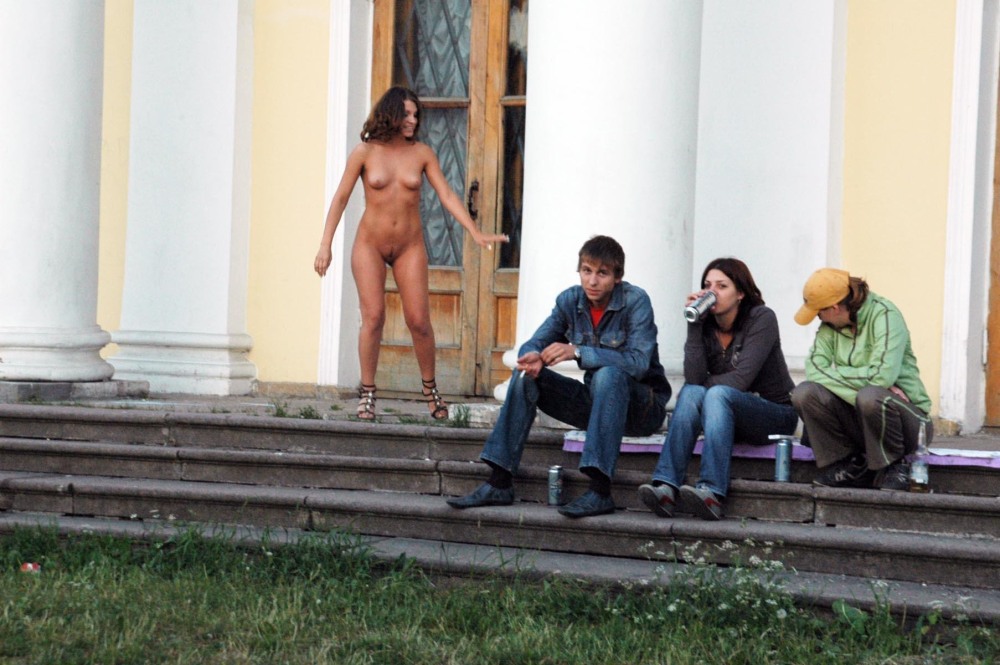 Юноши и девушки без трусов