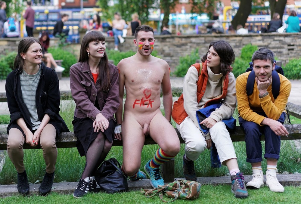 Голые парни среди одетых