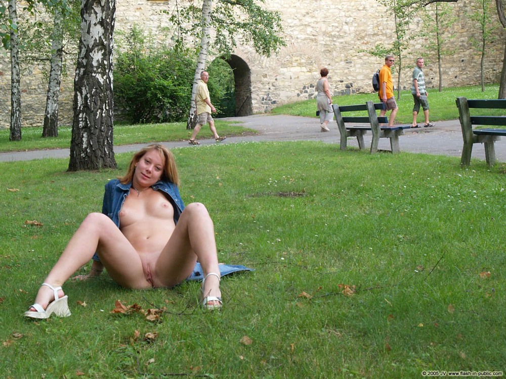 Ебля в парке на скамейке