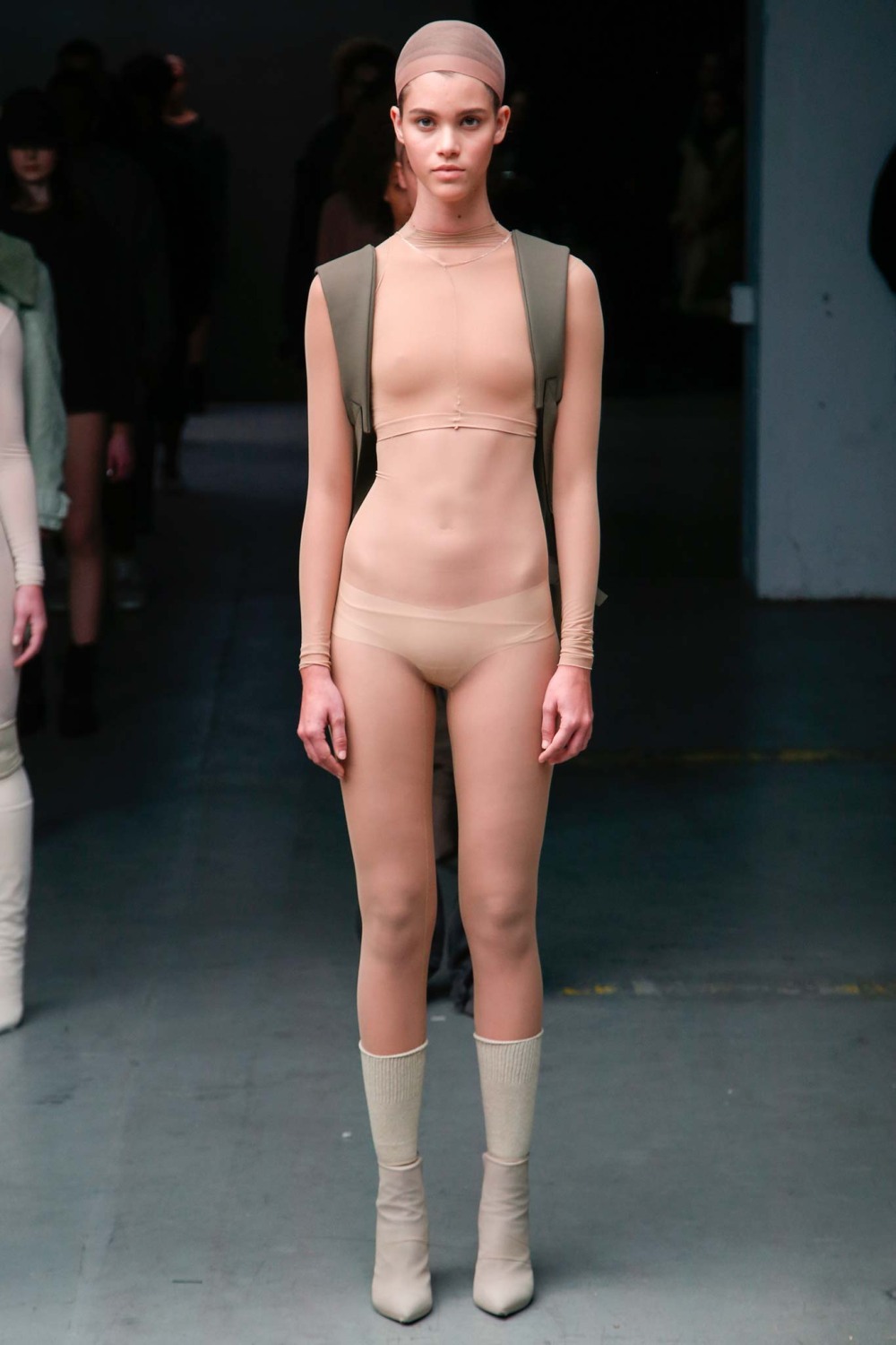 Голые фотомодели на подиуме