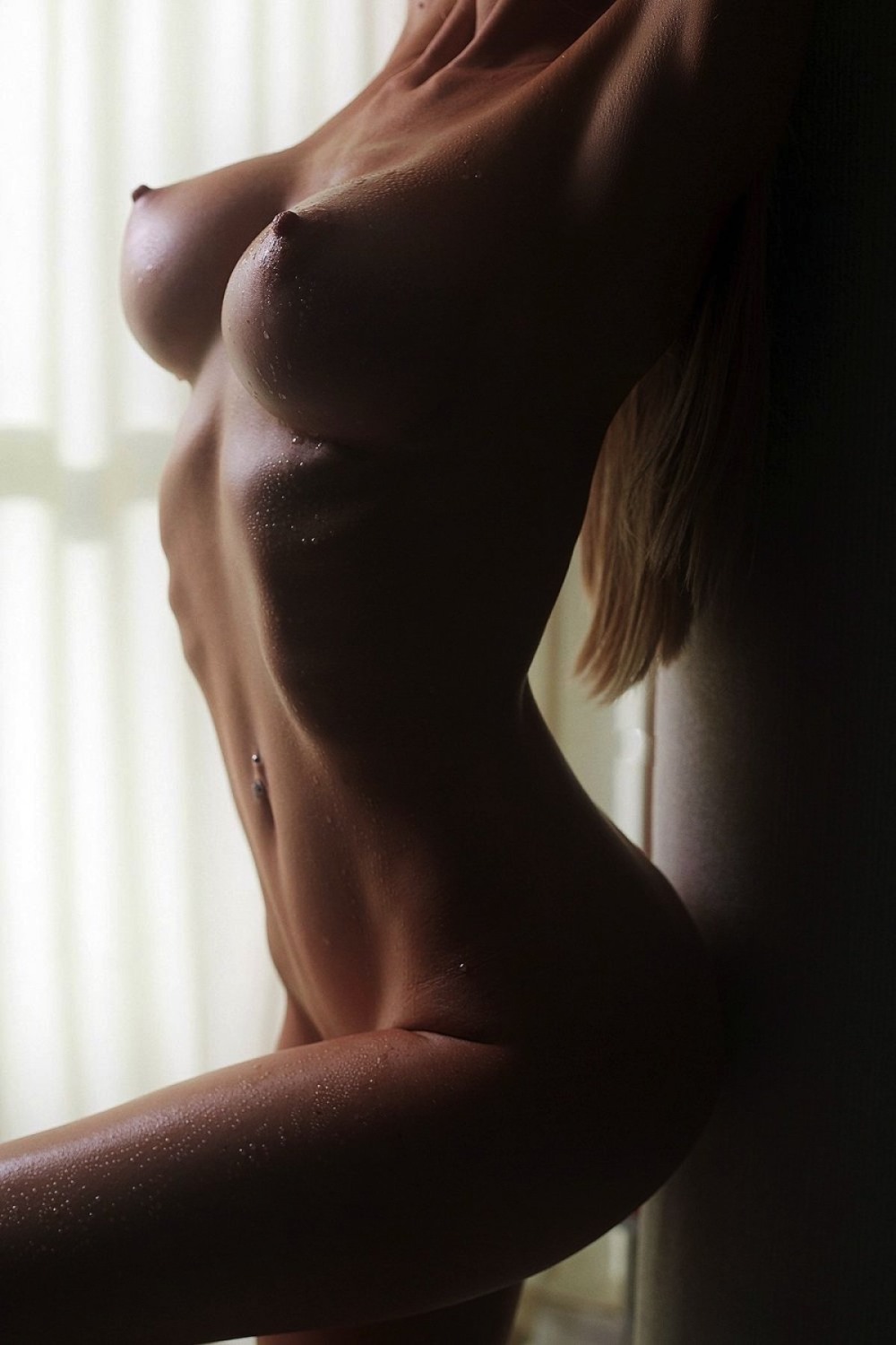 Красивая голая женская грудь