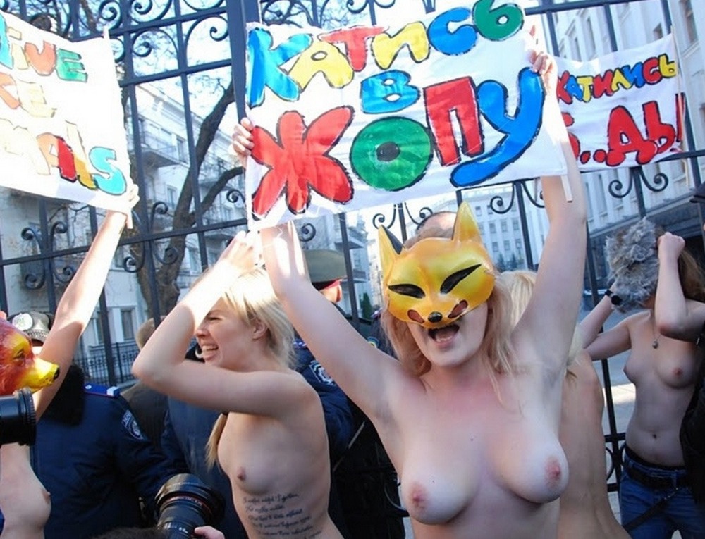 Голые активистки Фемен