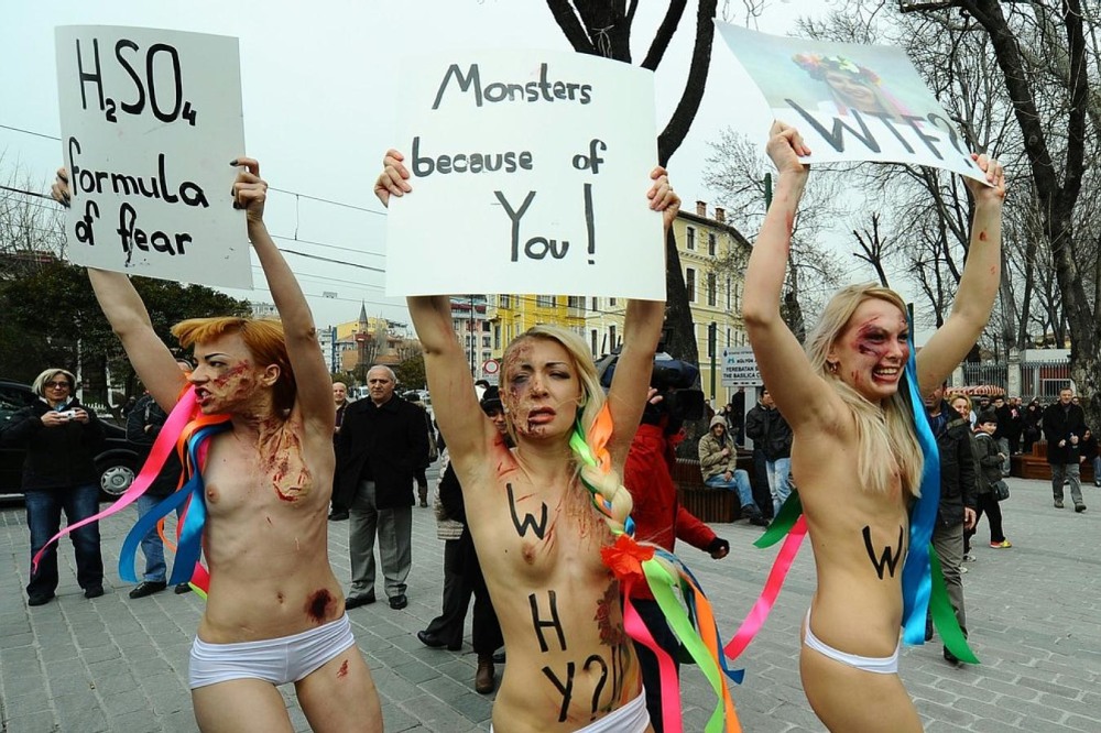 Секстремистка Femen разделась у консульства Польши в Одессе