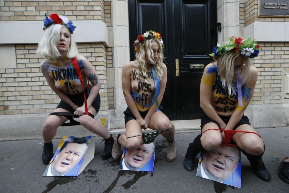 Девушка раздевается в поле