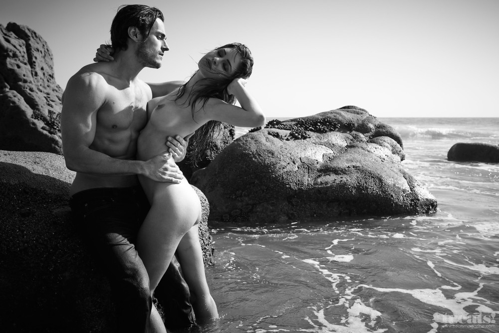 Голенький мальчик загорает