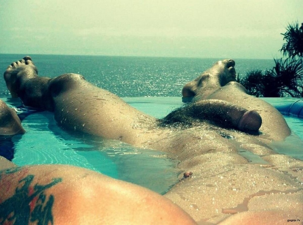 Голые мужчины и женщины на пляже