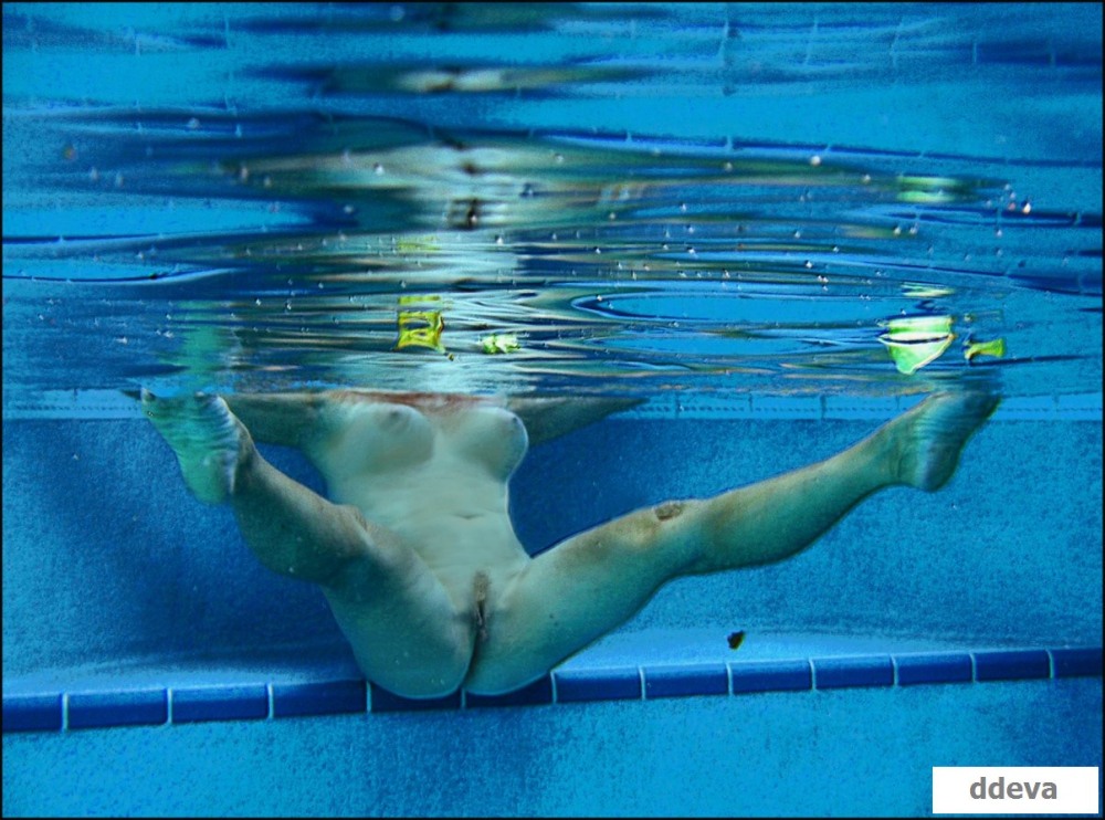 Девушка в бассейне частное ню