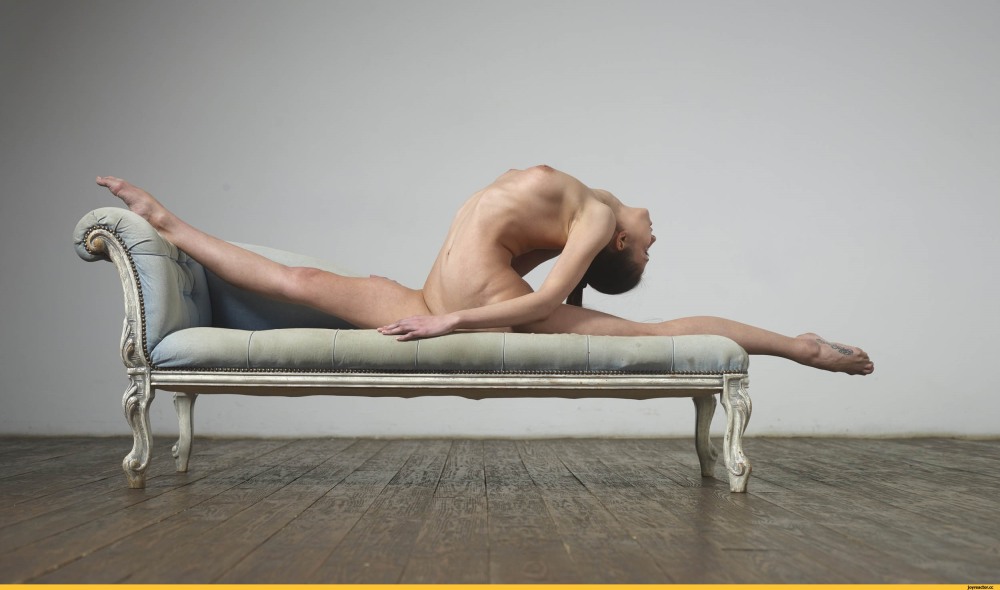 Поперечный шпагат голый