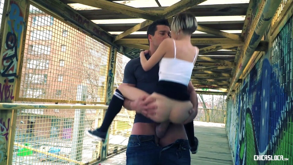 Раздвинула ноги на публике