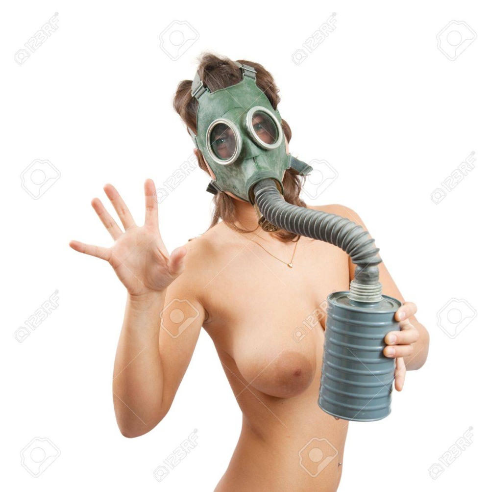 Голая женщина в противогазе