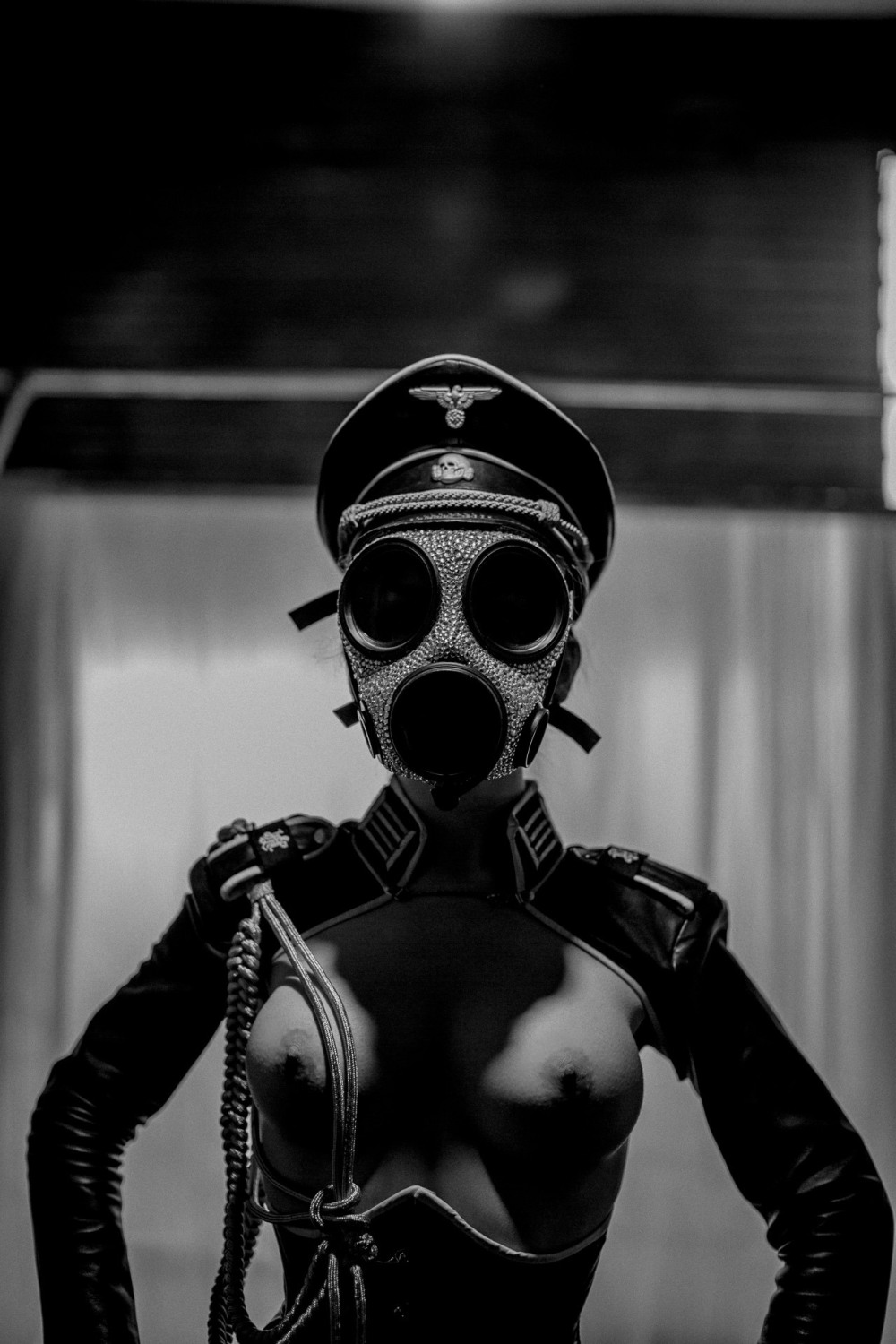 Девушка в респираторе эро