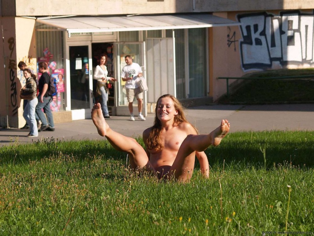 Голые телки в общественных местах