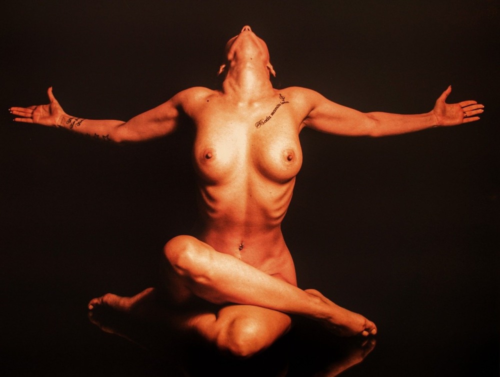 Голая медитирует без одежды