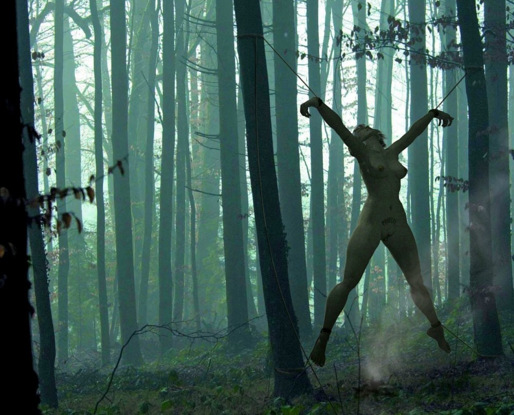 Голая связанная женщина в лесу ночью