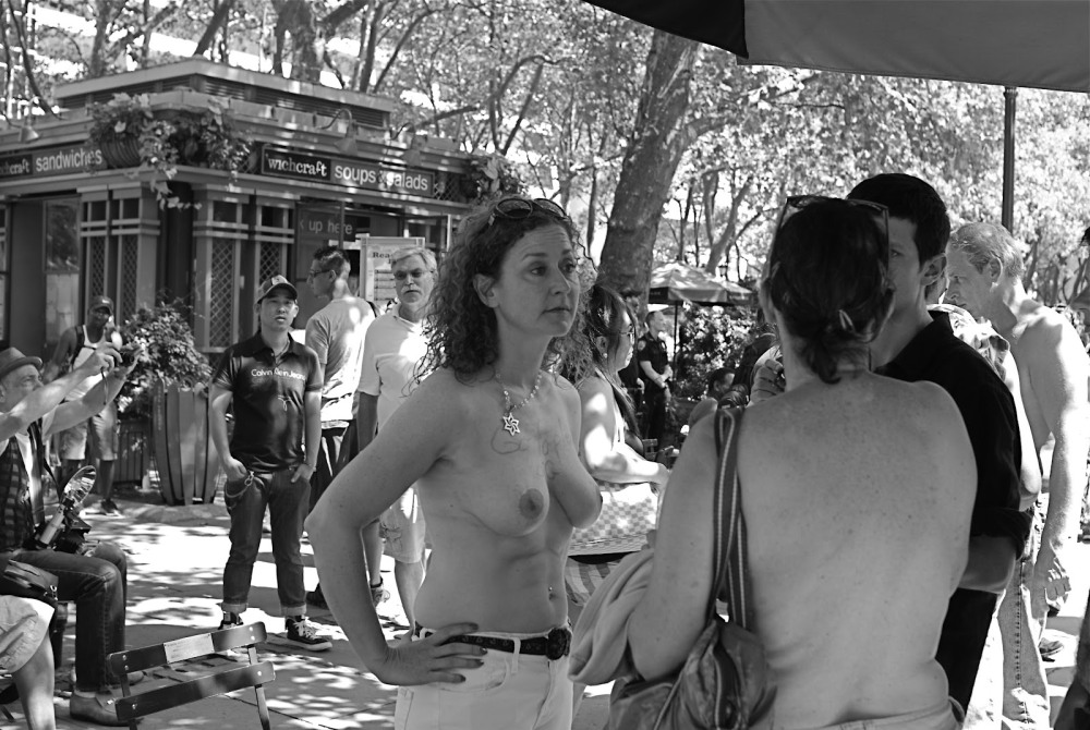 Голые девки в ночных клубах