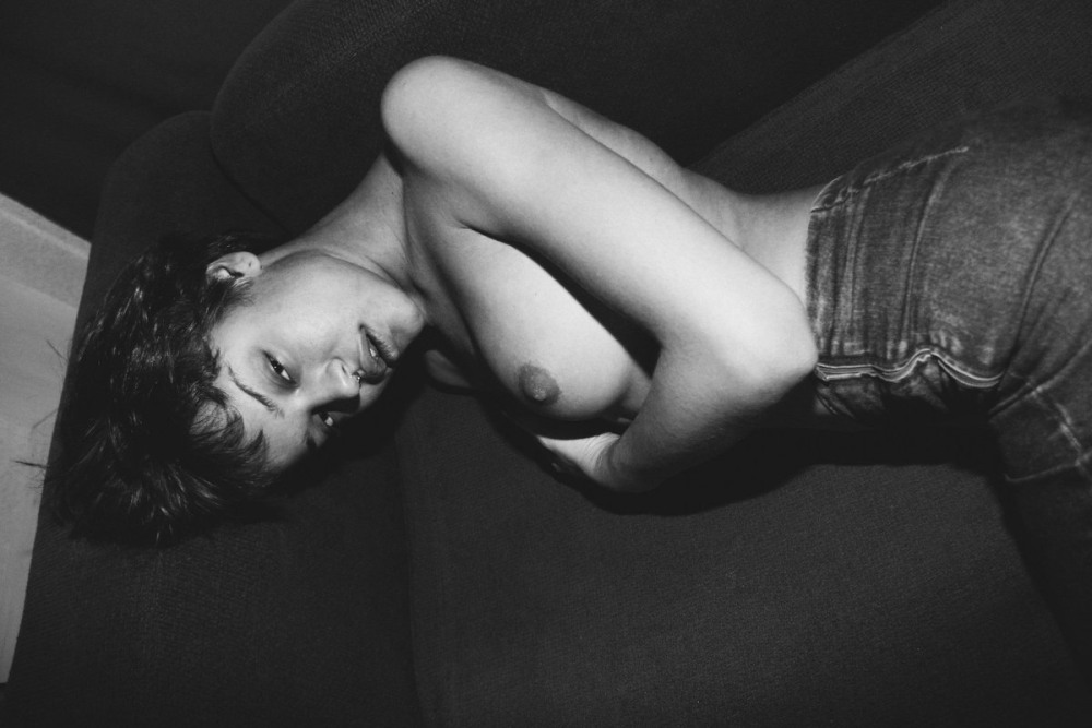 Голая Кошкина дама на диване