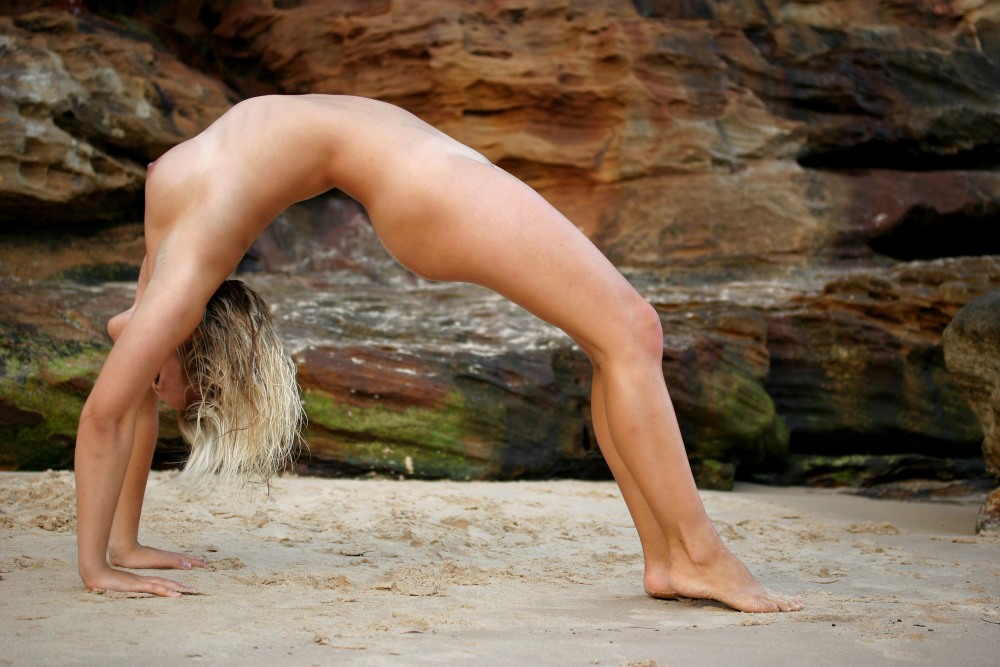 Девушки мостиком без трусов