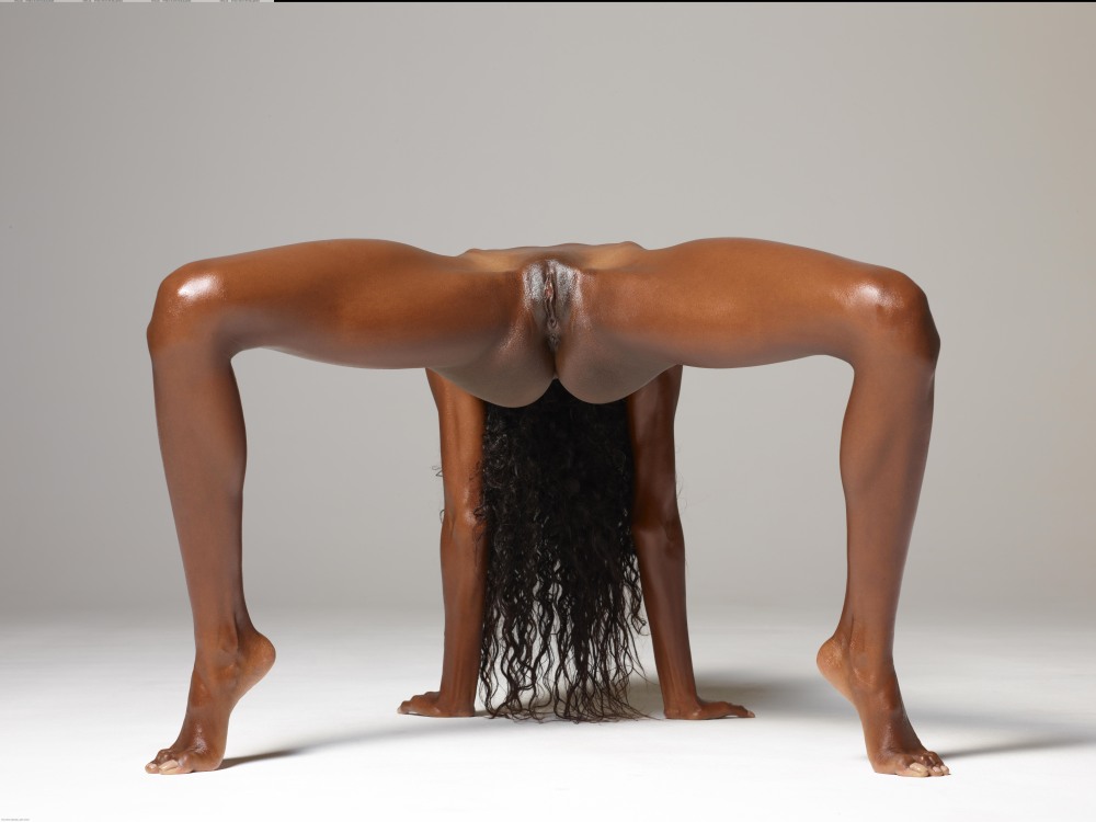 Голые встают в позу мостика