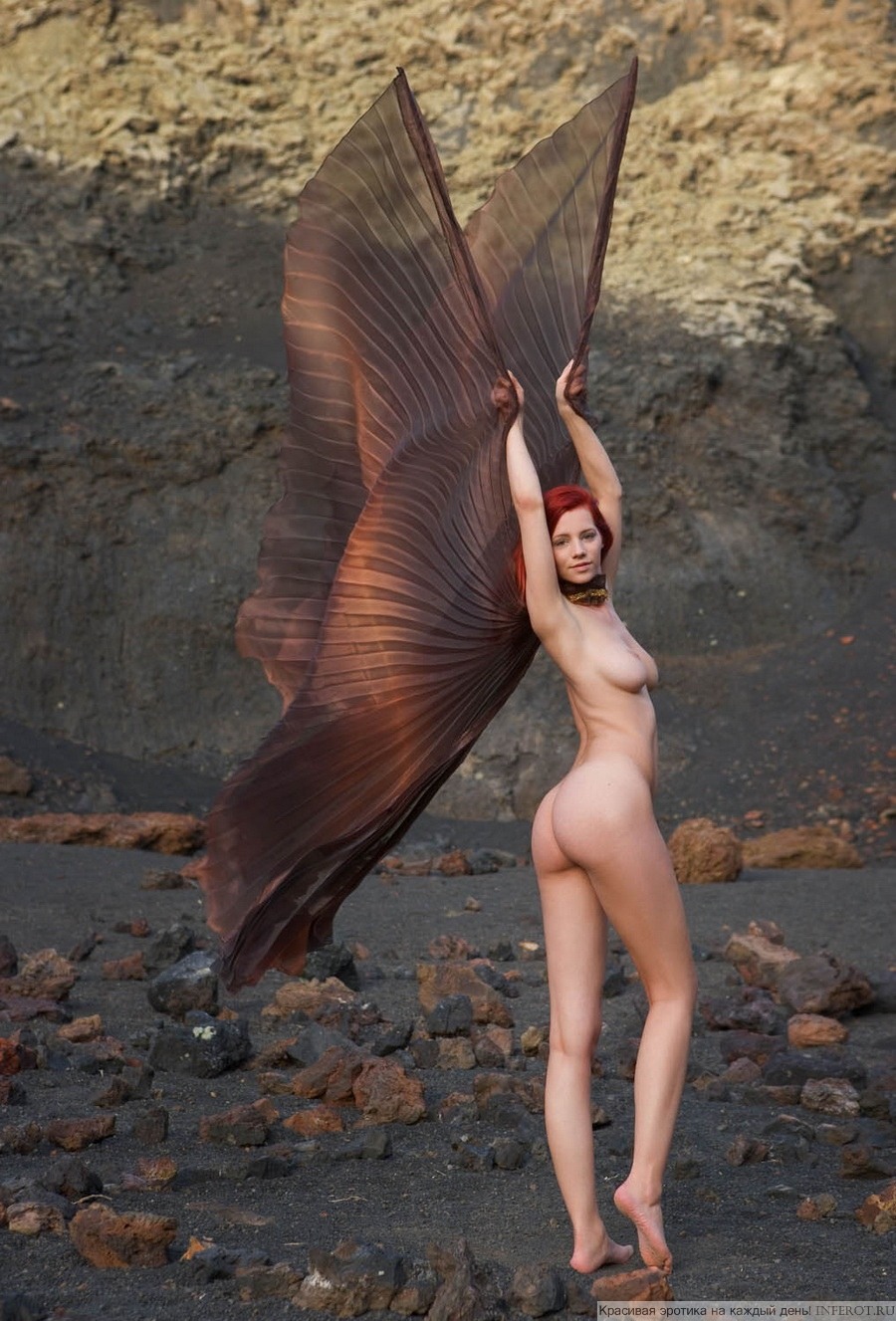 Ночная бабочка лежа ню