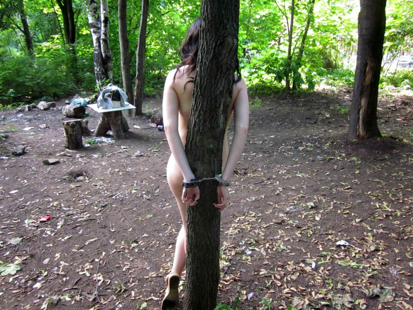 связанная голая девушка в лесу фото фото 78
