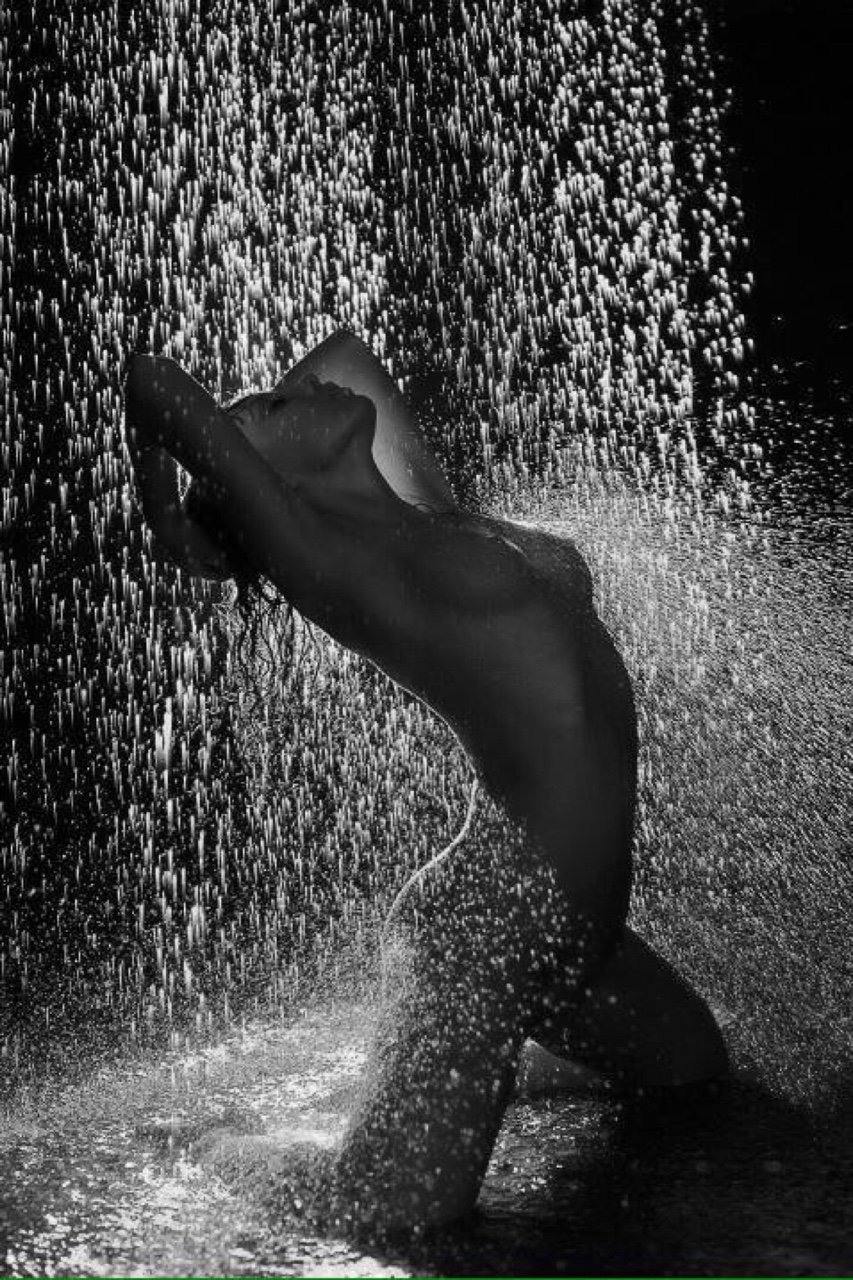 Фотографии девушки под дождем ню