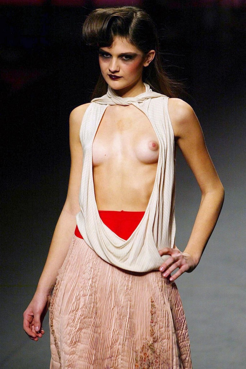 Голая мода Чарли Ле Минду