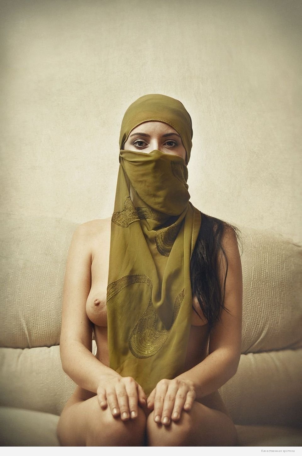 Голая женщина в парандже