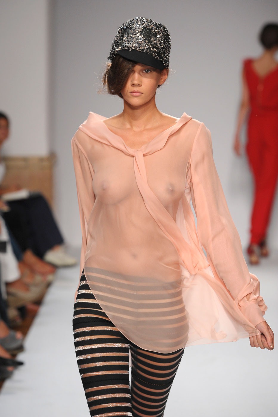 Показ мод с оголенной грудью