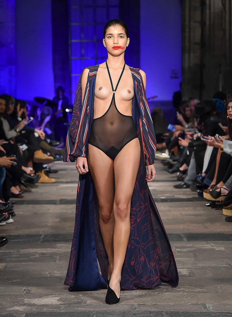 Показ эротических платьев