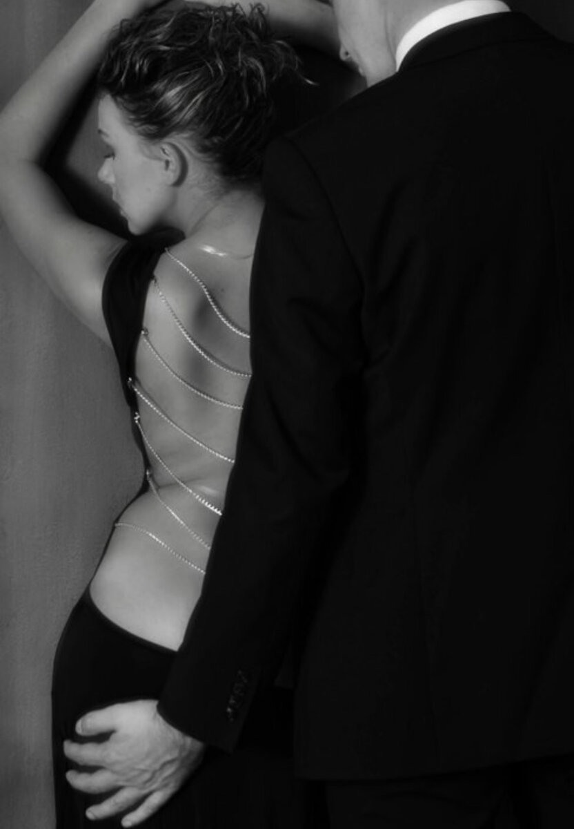 Мужчина прижимает женщину