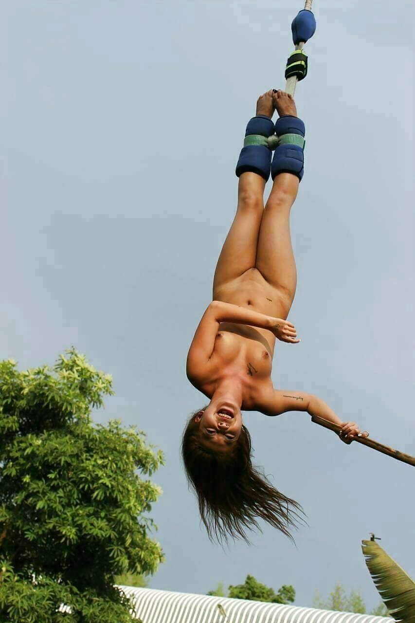 Девушка ню на тарзанке
