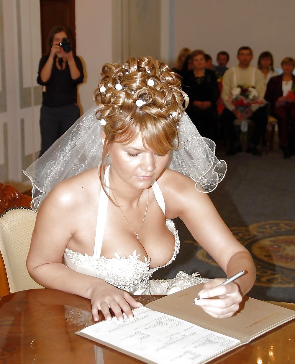 Невеста показала сиськи