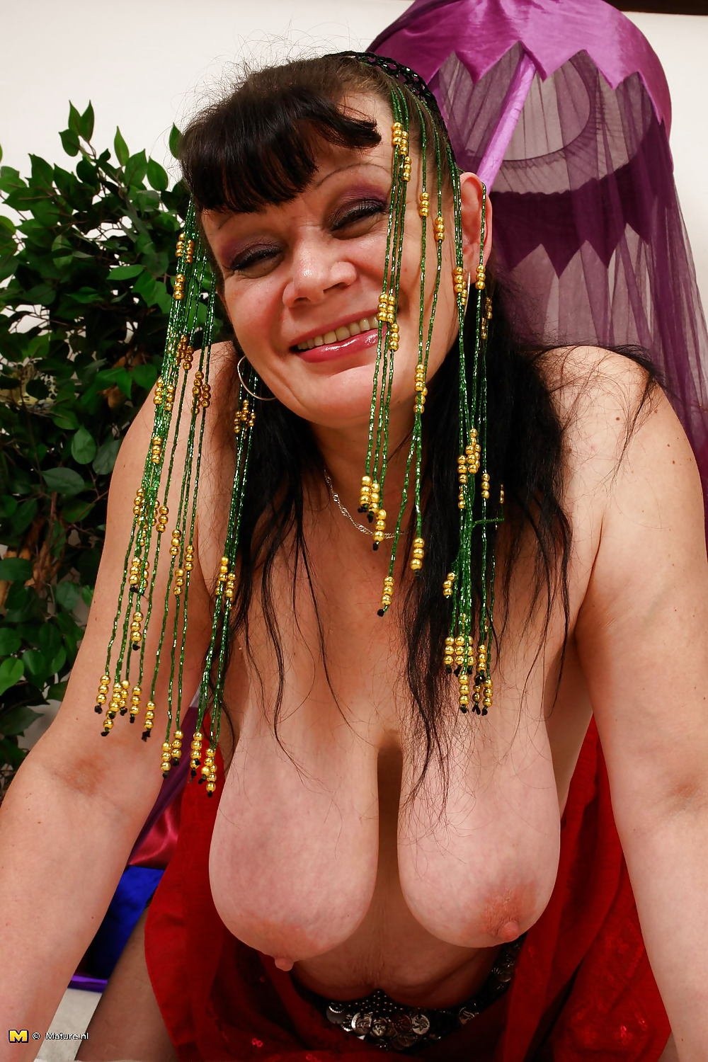 Молодая грудастая цыганка