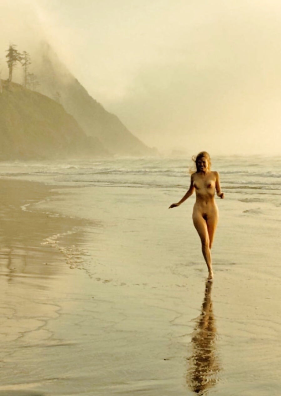 Девки по пляжу бегают голышом