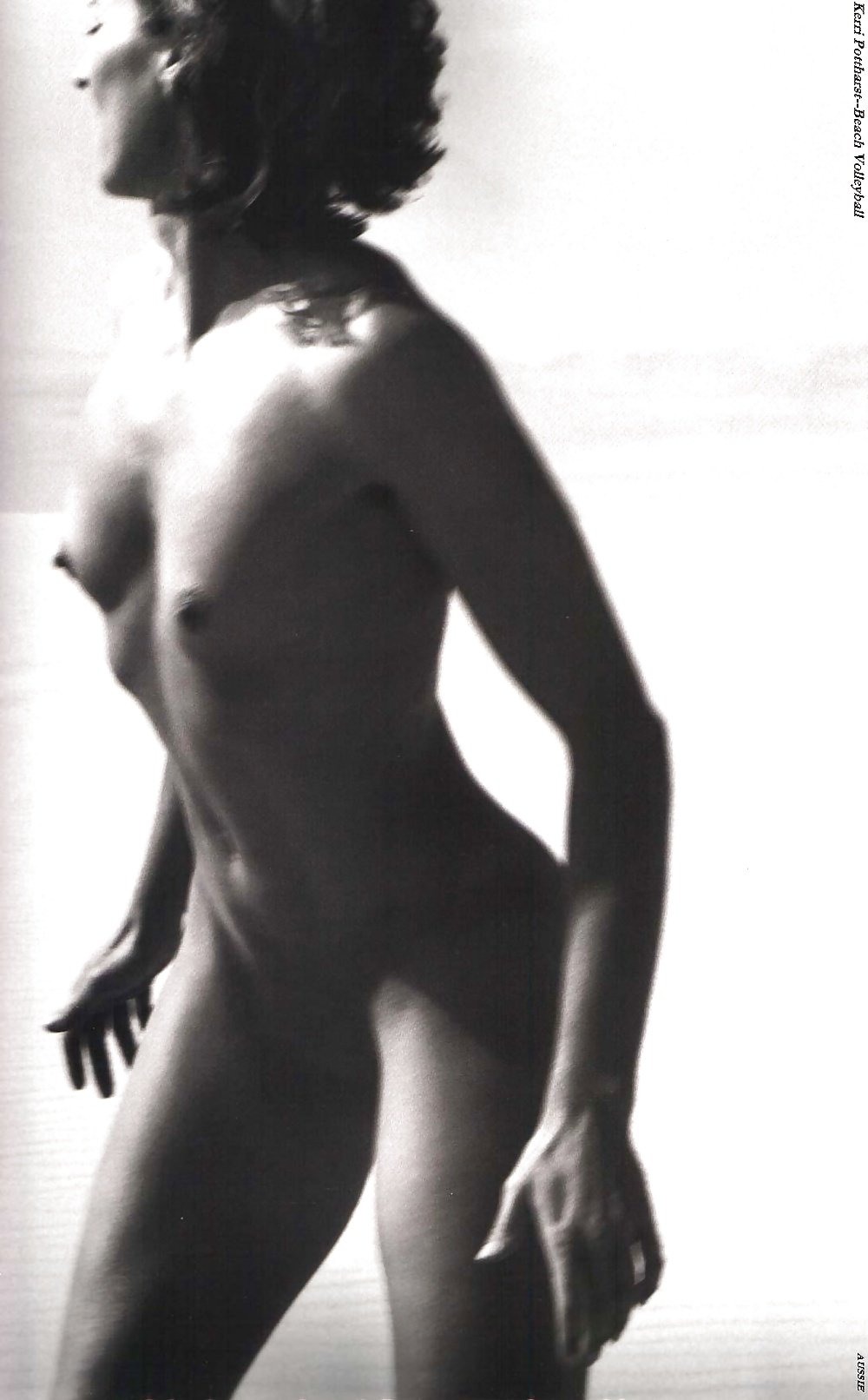 Дочка позирует на табуретке nude