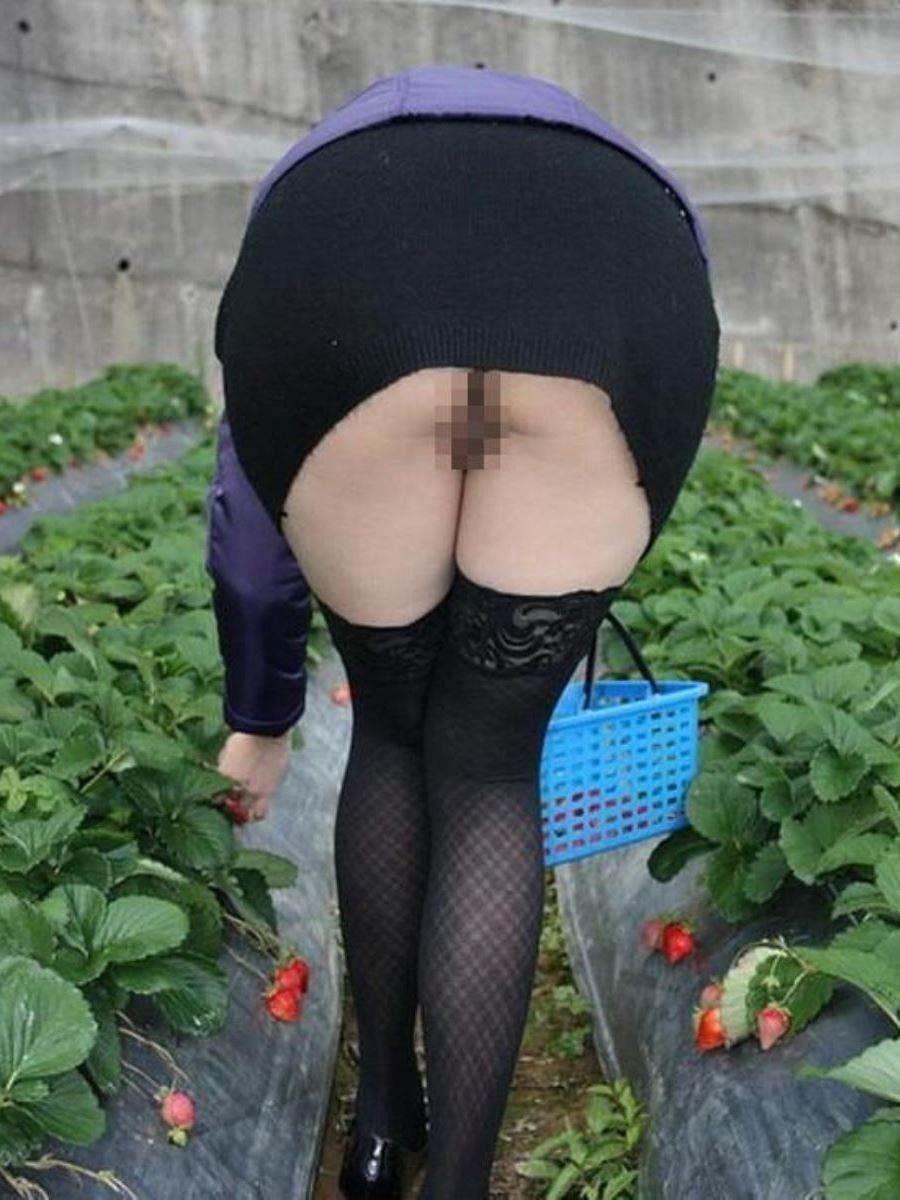 Зрелая без трусов в огороде