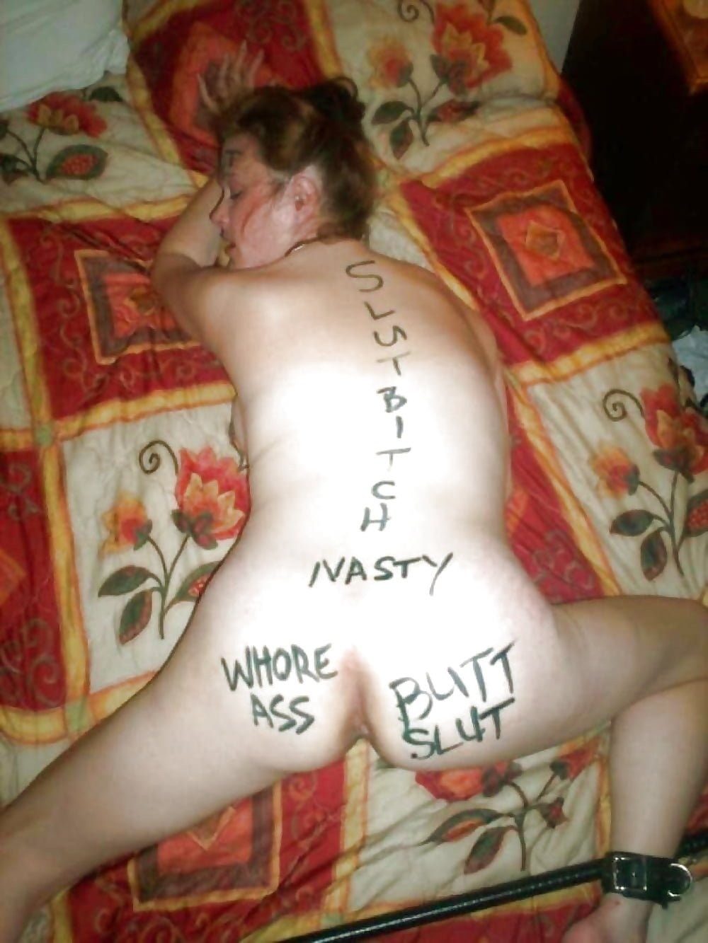 Униженная голая блондинка