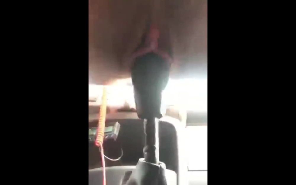 Зрелая блондинка в машине